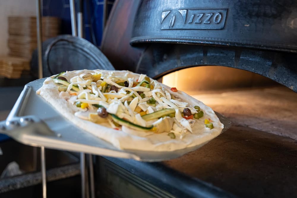 Pizza pronta per il forno a legna